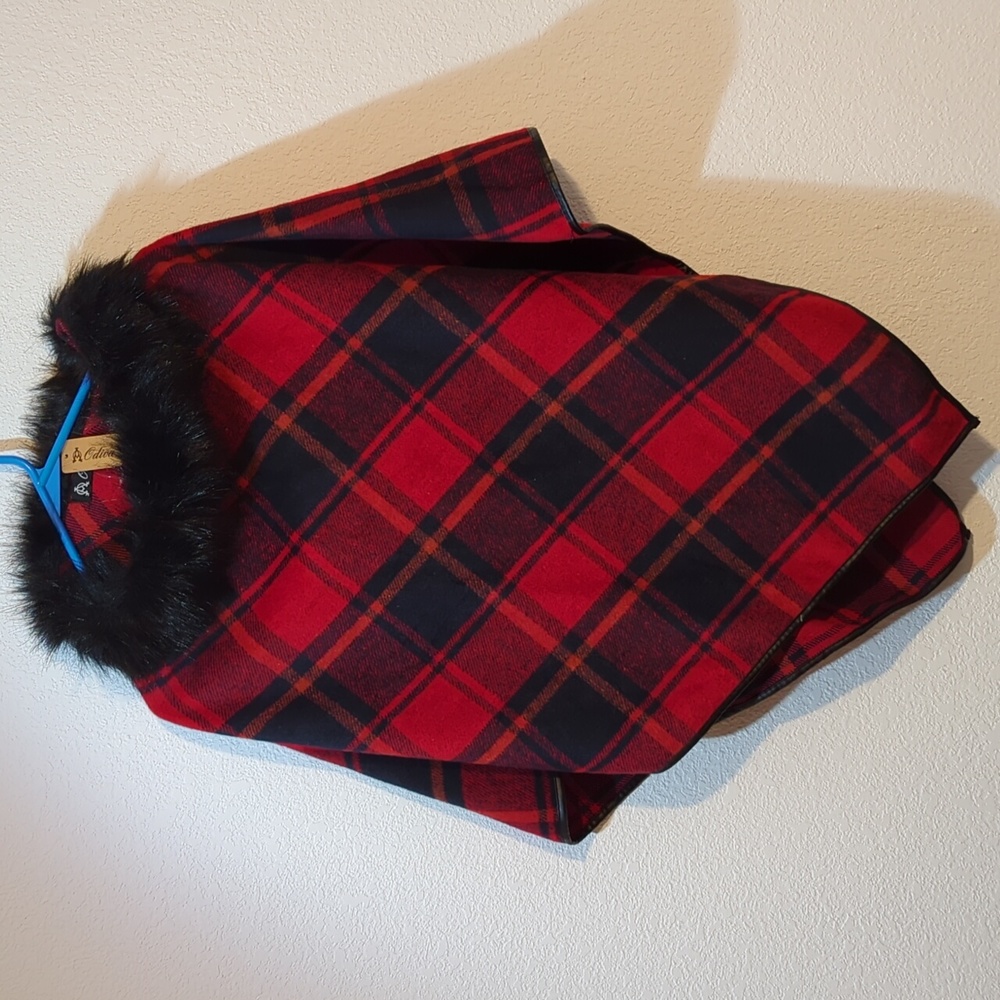 Odiva Poncho Cape Red Black Plaid Faux Black Fur Collar New with Tags